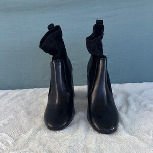 EUC Tory Burch Black Heeled Boots Sleek Design Sz 9.5 Women Leather Sock Bootie